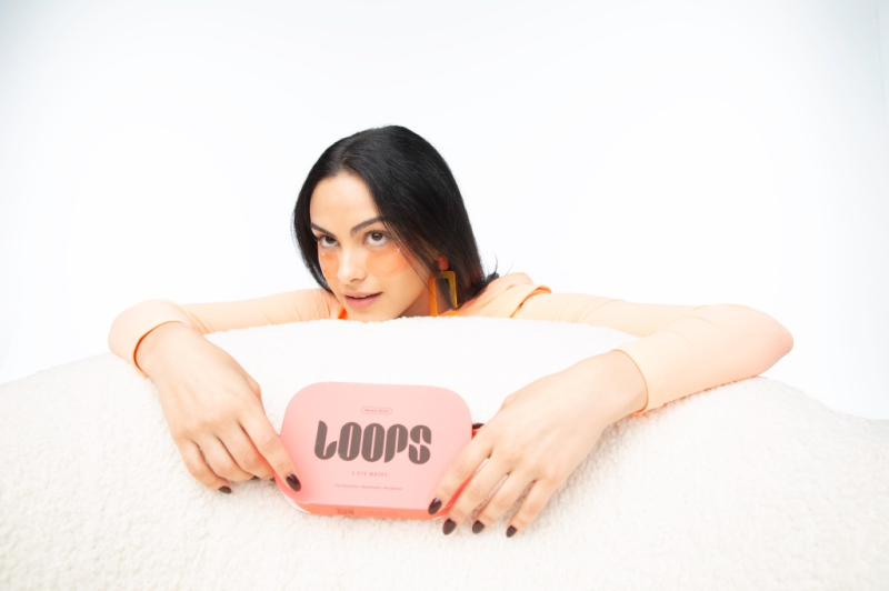 Камила Мендес из «Ривердейла» стала креативным директором Loops Beauty