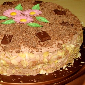 Шоколадный торт с халвой и сливочным кремом