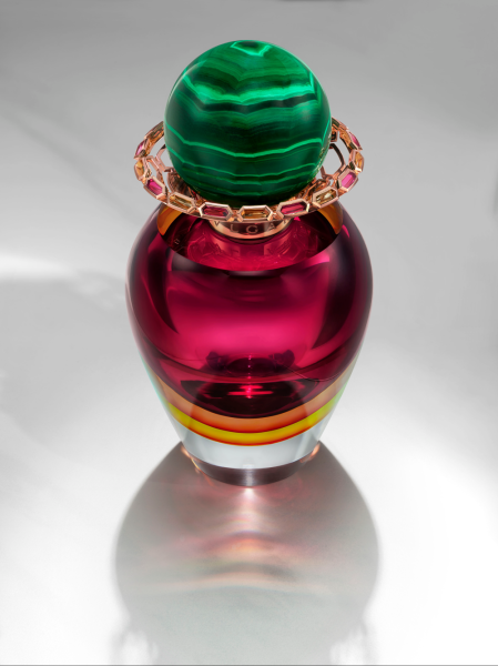 Bvlgari представил парфюмерный флакон из муранского стекла, розового золота и самоцветов